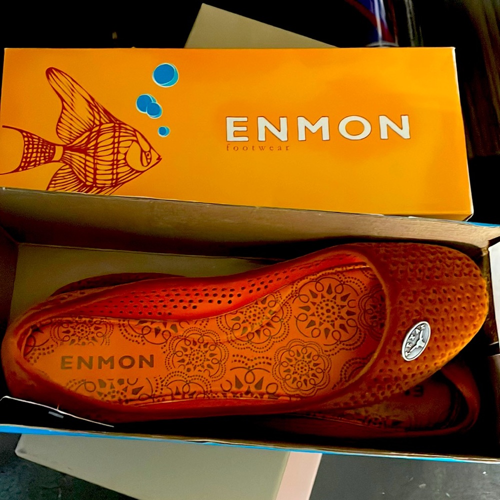 University of Texas Longhorns velvet flats with silver emblem NEW w/tags